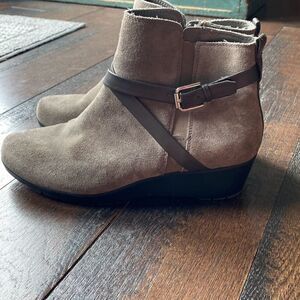 Bass Monique‎ wedge booties womens size 8 taupe brown comfort shoe suede